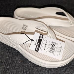 Columbia Women's Ramble Flip Sandals in Off-White. Women’s 11, Men’s 9.